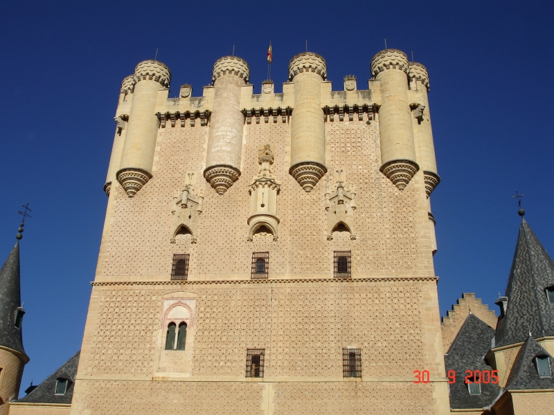 La tour de garde de l’Alcazar de Ségovie vue de près. Ségovie, Espagne.