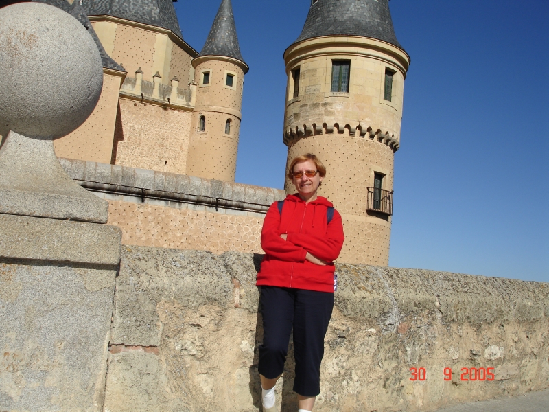 Céline pose fièrement devant l’Alcazar de Ségovie en Espagne.