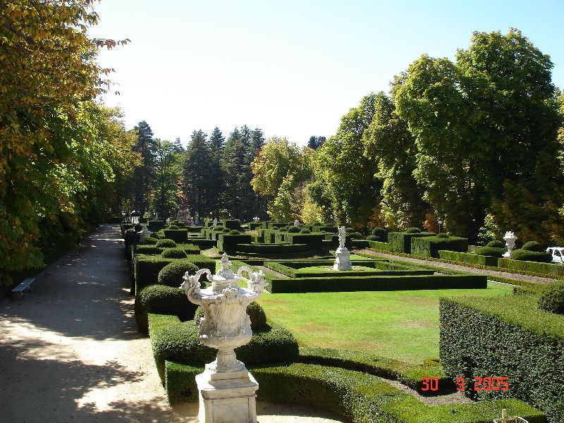 Allées somptueuse des jardins du Palais royal de la Granja de San Ildefonso, Espagne.