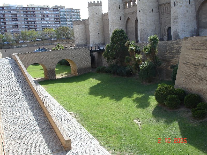 Les douves du château de la Aljaferia, Zaragoza, Espagne.