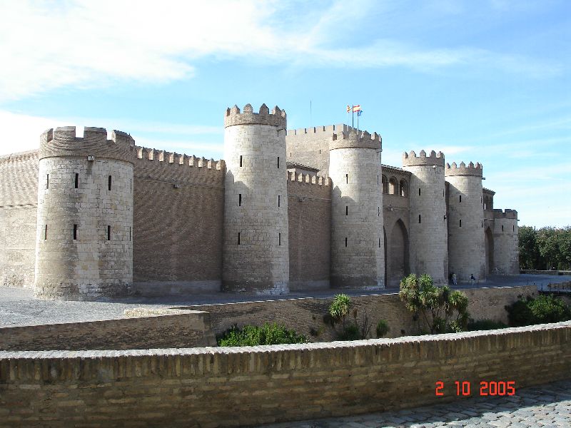 Le château de la Aljaferia dans toute son imposante splendeur, Zaragoza, Espagne.