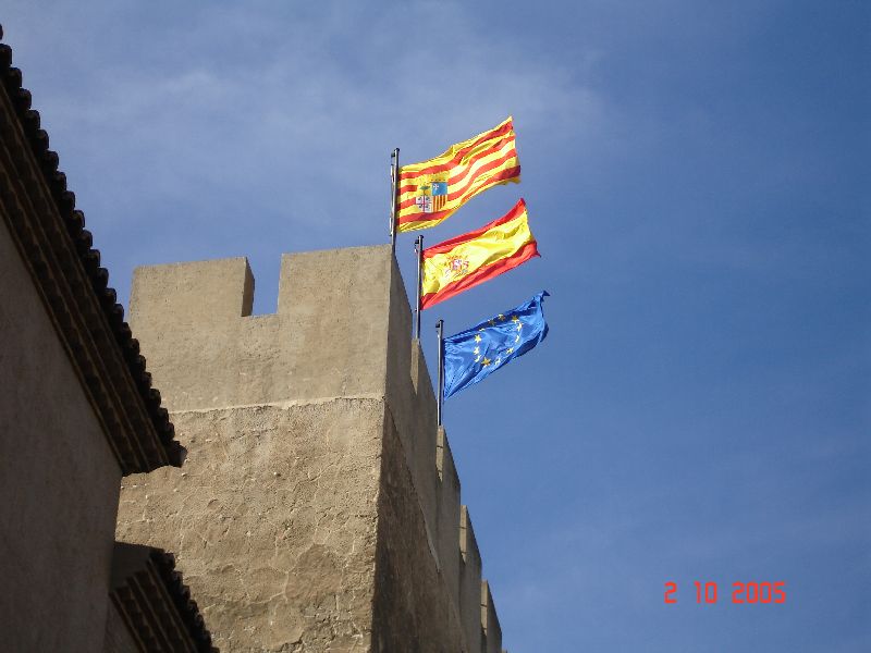 Les drapeaux flottent aux mats du Castillo de la Aljaferia, Zaragoza, Espagne.