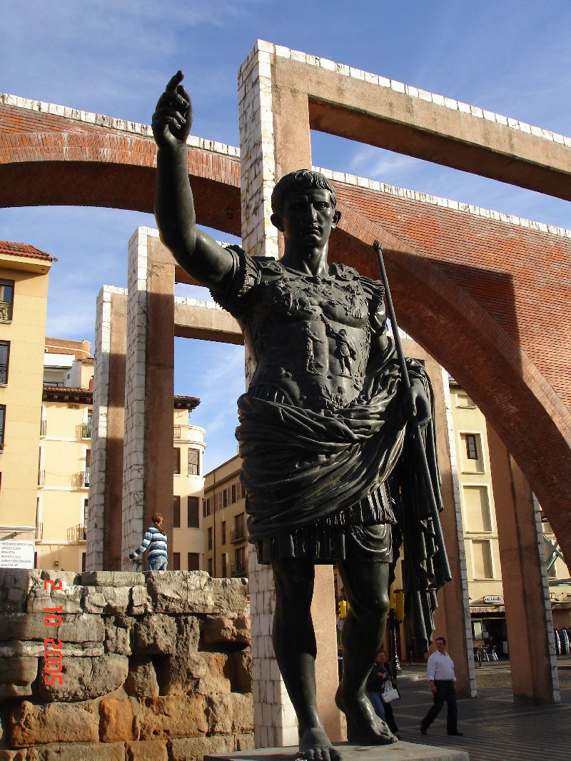 Statue de César-Auguste, l’empereur romain qui a fondé la ville de Zaragoza, Espagne.