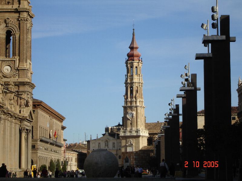 Un des clochers de la Basilique Notre-Dame du Pilar, Zaragoza, Espagne.