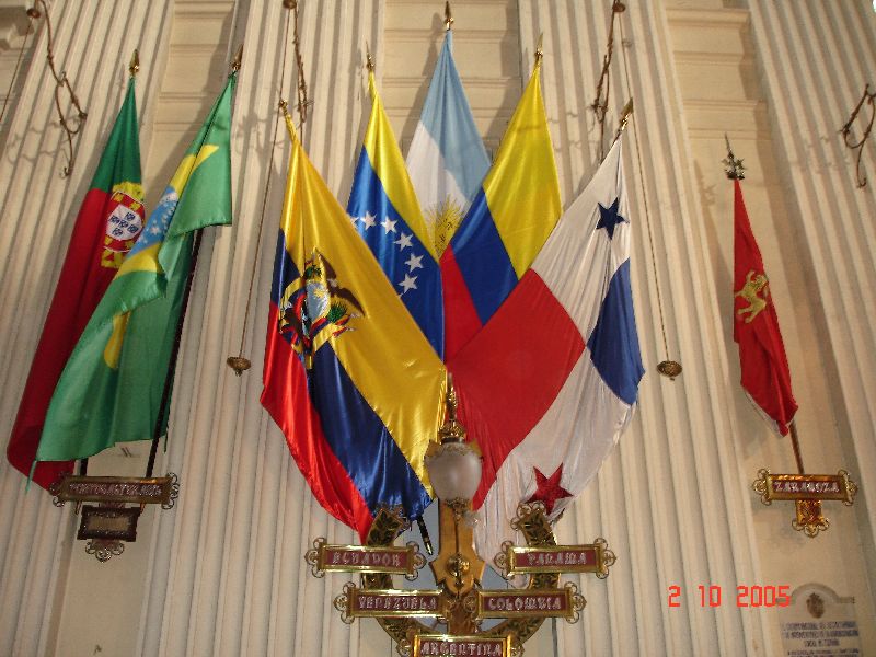 Drapeaux des pays de l'Amérique du Sud exposés dans la basilique du Pilar, Saragoza, Espagne.