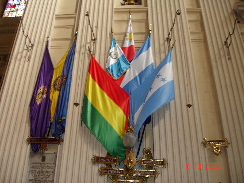 Les murs de la Basilique Notre-Dame du Pilar sont ornés de drapeaux. Zaragoza, Espagne.