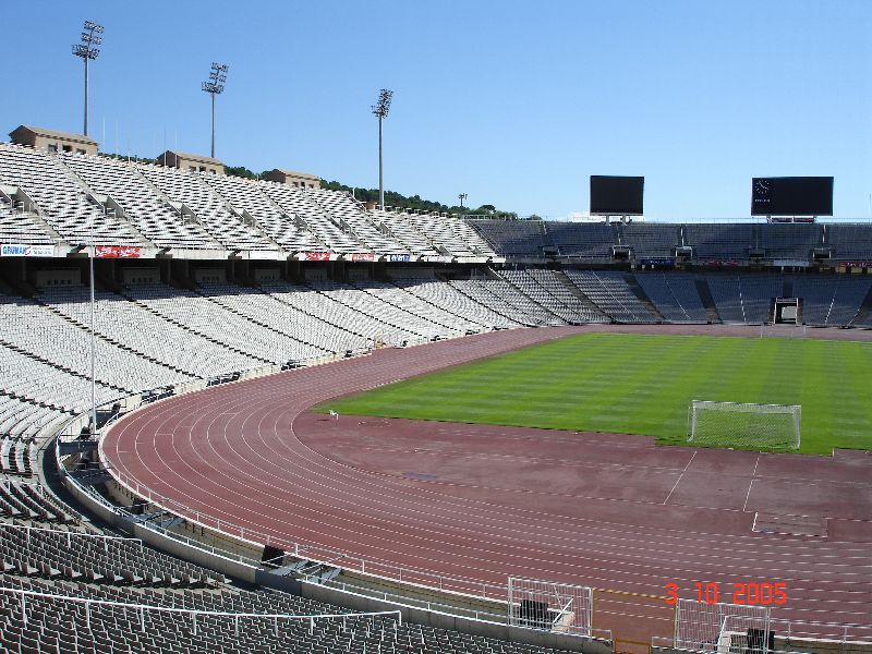 Le terrain de football à l’intérieur du stade olympique de Barcelone, Espagne.