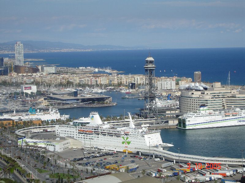 De gros paquebots de croisière sont accostés au port de Barcelone, Espagne.