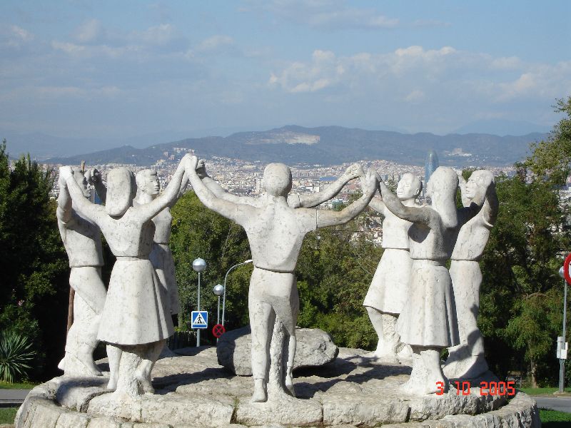 Sculpture en hommage à une danse; la sardane, Barcelone, Espagne.
