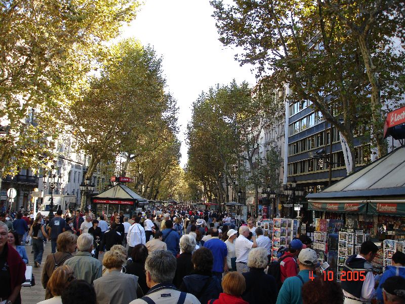 La foule est dense sur Las Ramblas à Barcelone, Espagne.