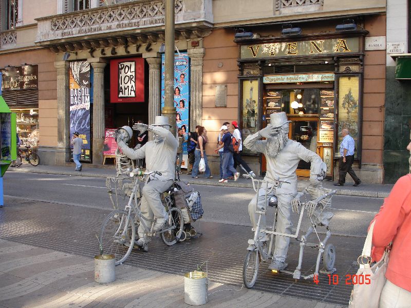 Deux des statues humaines que l’on rencontre sur Las Ramblas à Barcelone, Espagne.
