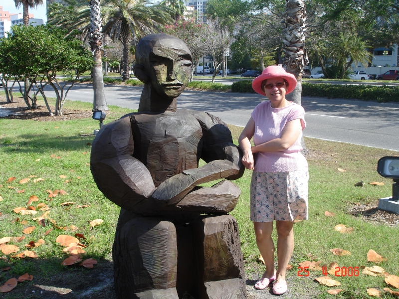 Céline devant un curieux personnage sculpté, Sarasota, Floride.