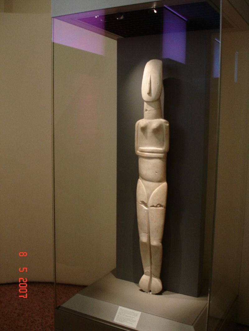 Sculpture aux formes minimalistes, caractéristique de l’art cycladique du IIIe millénaire avant J.-C., Musée archéologique national, Athènes, Grèce.