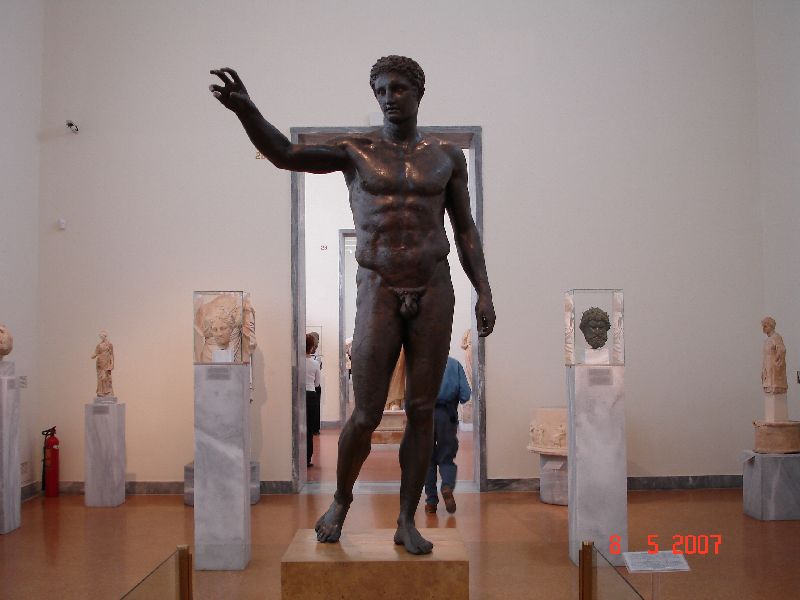 L’Éphèbe d’Antikythira, une statue découverte au large de l’île d’Anticyhthère aux alentours de 1900, Musée archéologique national, Athènes, Grèce.