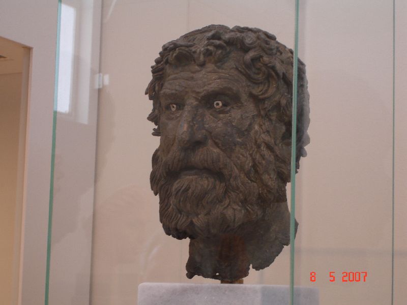 Une sculpture avec des yeux qui parlent, Musée archéologique national, Athènes, Grèce.