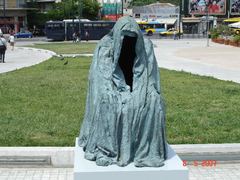 Sculpture moderne à l’entrée du Musée archéologique national, Athènes, Grèce.