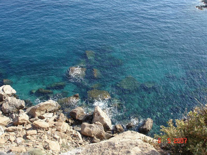 L’eau de la mer Égée, tout au bas du Cap Sounion, Grèce.
