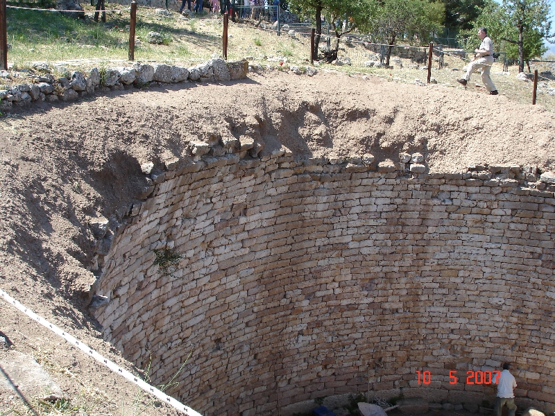 Puits, servant de sépulture, site archéologique de Mycènes, Grèce.