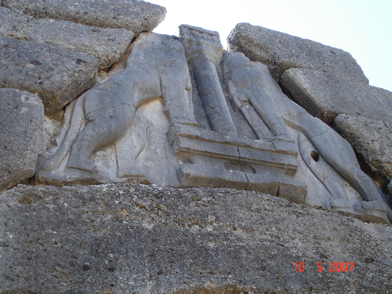 Les deux lions, sans tête, de la porte des lions, site archéologique de Mycènes, Grèce.