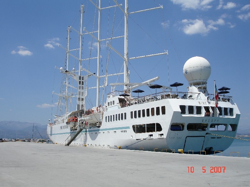 Magnifique voilier accosté au port de Nauplie, Grèce.