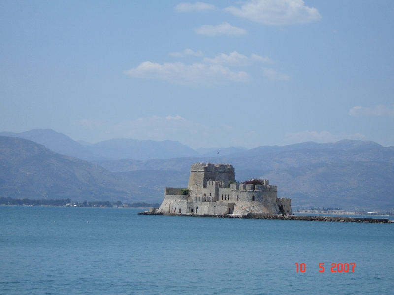 L’îlot fortifié de Bourtzi, face au port de Nauplie, Grèce.