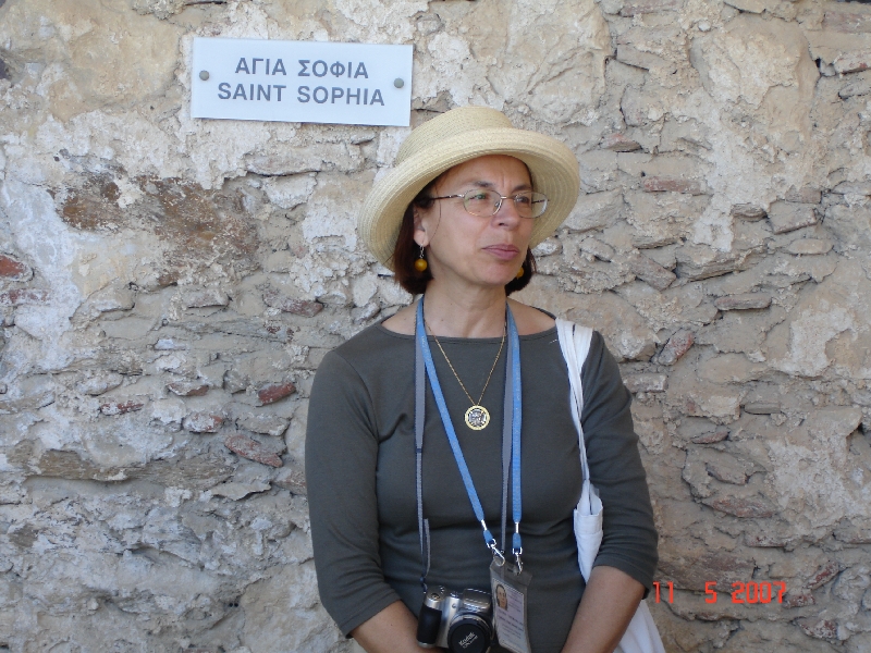 Notre guide devant l’église Sainte Sophie, Mystra, Grèce.