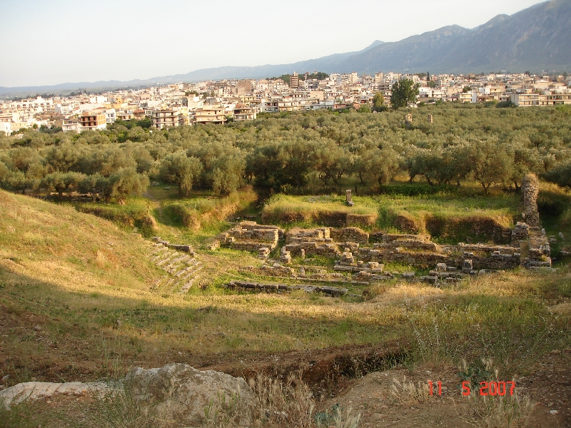 Site archéologique de Sparte avec la ville de Sparte en arrière-plan, Grèce.