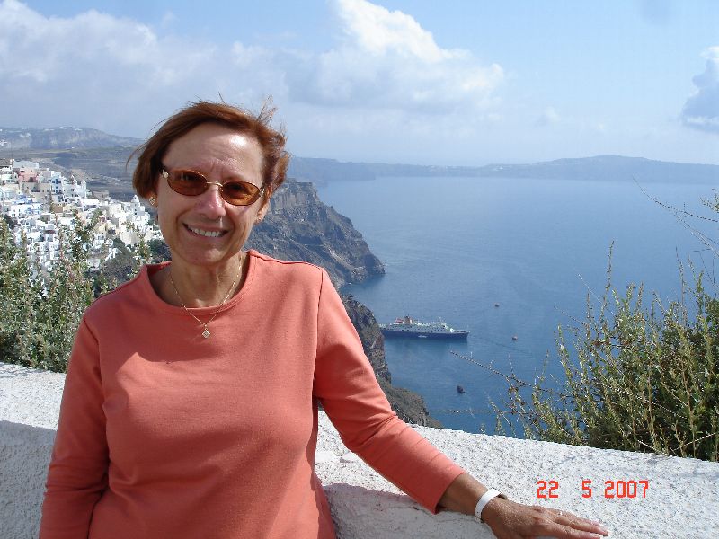 Céline pose au sommet de Théra (Fira), Santorin, Grèce.