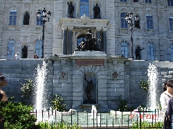 Un édifice orné de statues en hommage aux autochtones. L’édifice du Parlement du Québec.