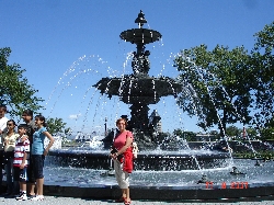 La fontaine de Tourny devant le Parlement du Québec.