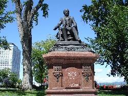 Statue de François-Xavier Garneau, historien du Québec.