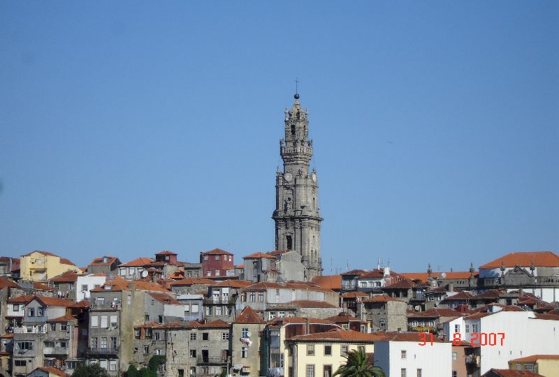 La Torre dos Clérigos, la plus haute tour de tout le Portugal, est visible de partout, Porto, Portugal. 