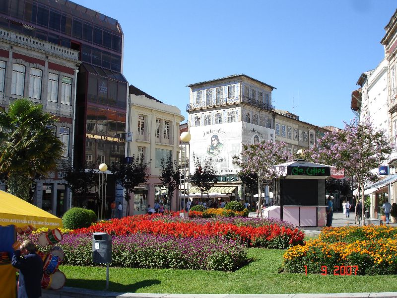 Des fleurs sur la place centrale de Braga, la Praça da repúblika, Braga, Portugal.