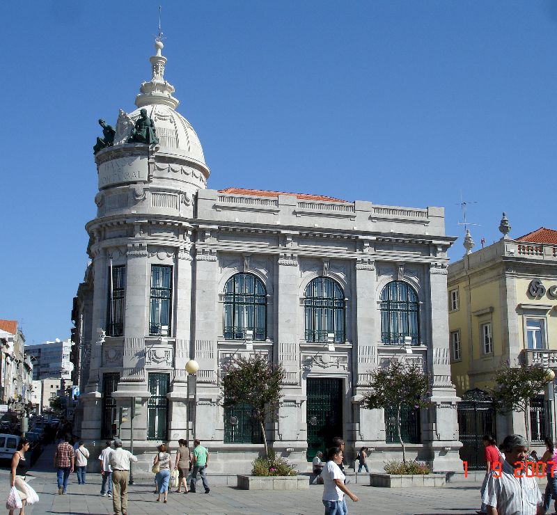 Édifice de la « Banco de Portugal » sur la place centrale de Braga, Portugal.