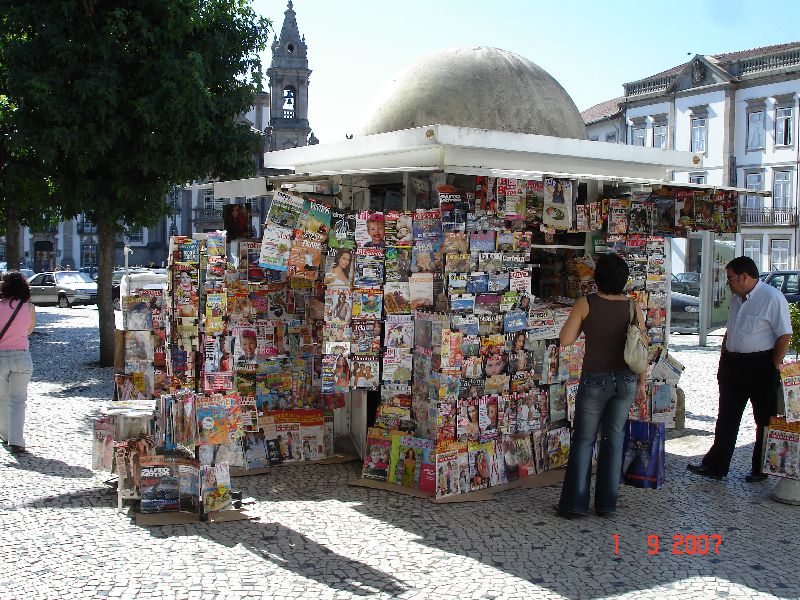 Petit kiosque de journaux et revues, Braga au Portugal.