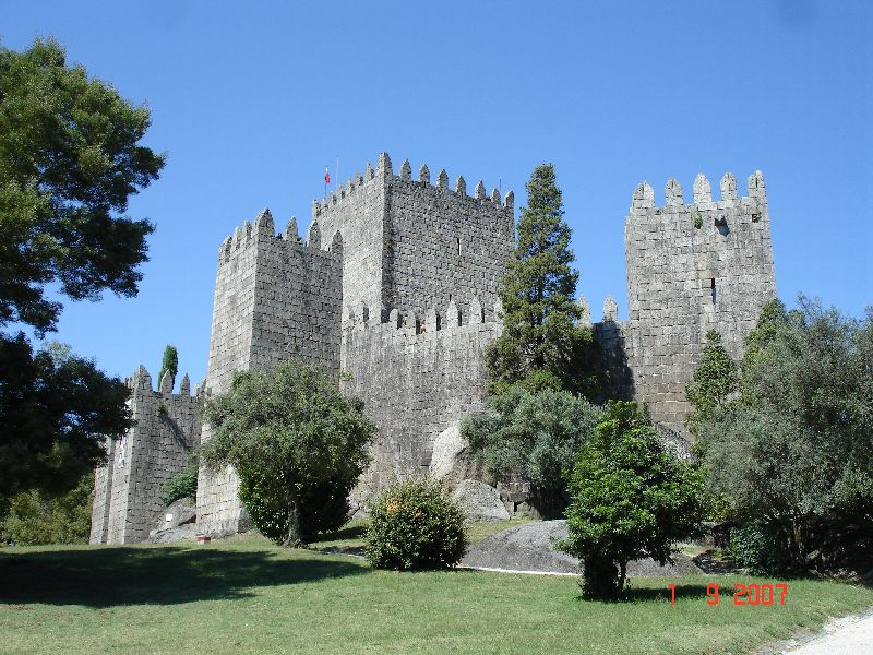 Des remparts imposants entourent le donjon du palais de Sao Miguel à Guimaraes, Portugal.