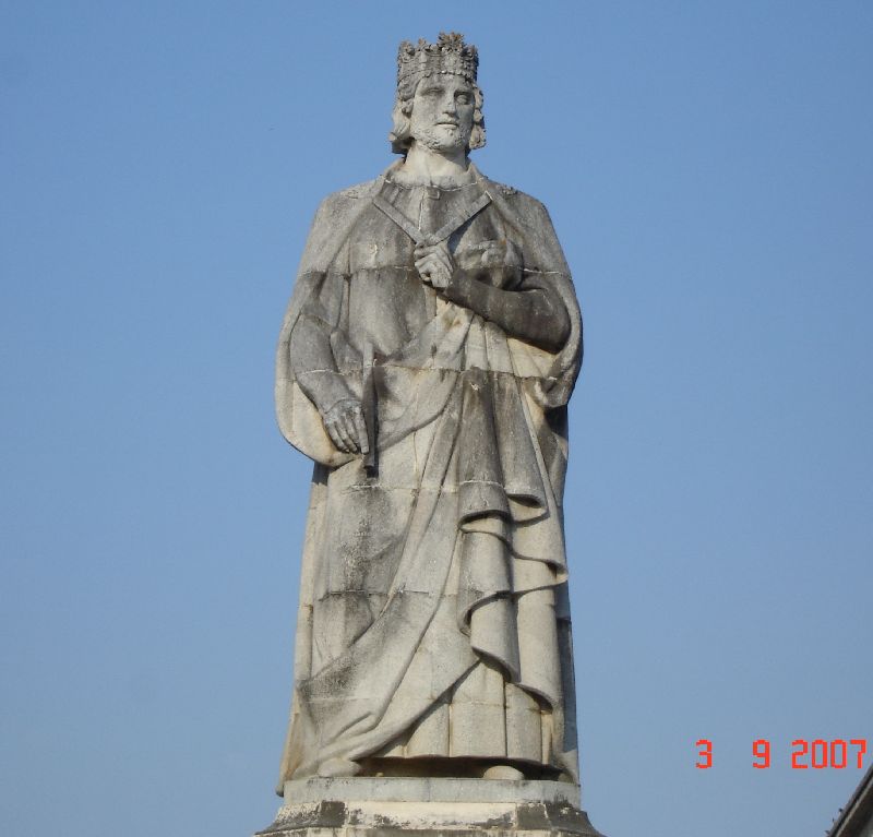 Statue du roi Dinis 1er aux abords de l’université de Coimbra, Portugal.