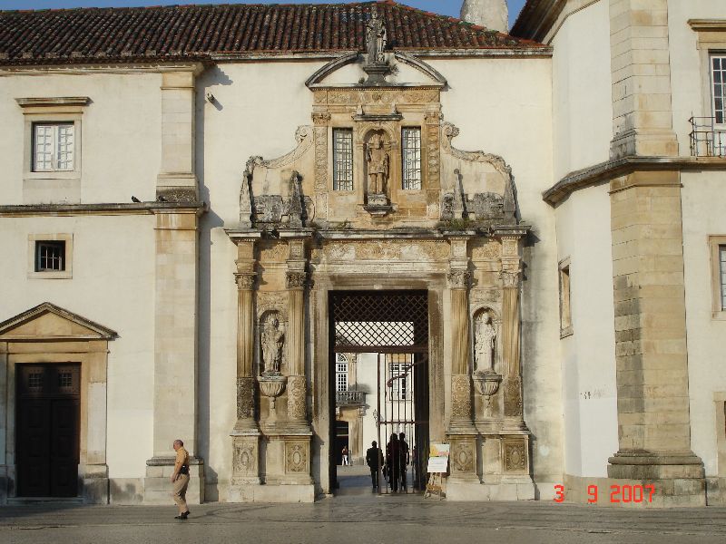 La vieille porte de fer « Porta Férrea » de l’université de Coimbra, Portugal.