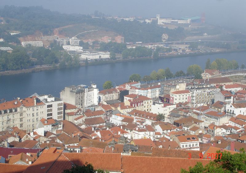 La ville de Coimbra émerge sous le brouillard. Coimbra, Portugal.