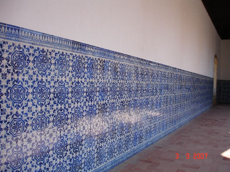 Azulejos sur les murs du premier cloître du couvent du Christ, Tomar, Portugal.