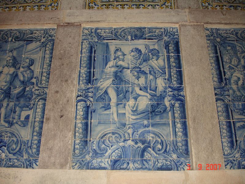 Azulejos sur les murs d’un des cloîtres du couvent du Christ, Tomar, Portugal.
