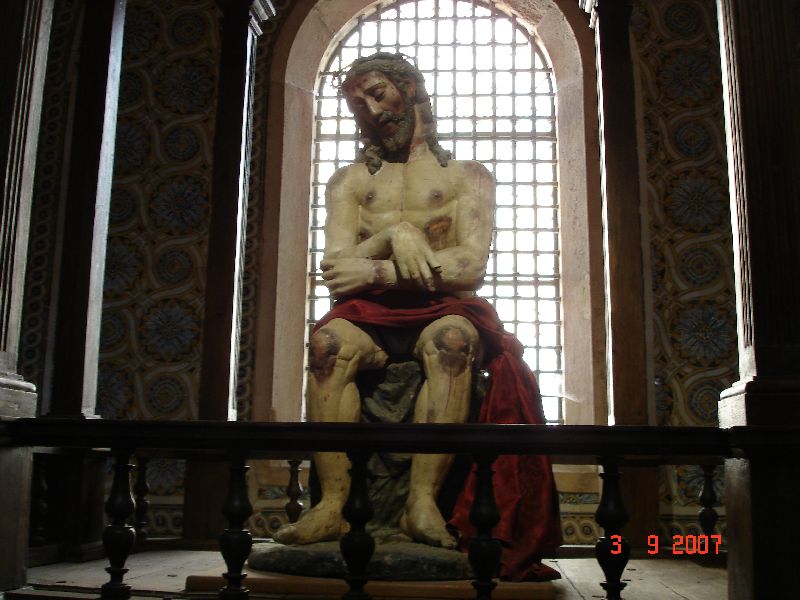 Une statue montrant un Jésus ensanglanté. La Charola, Tomar, Portugal.