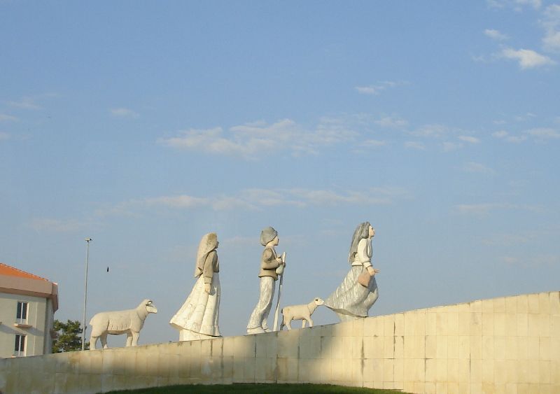 Sculpture de Lucia, Francisco et Jacinta menant les moutons aux pâturages, Fátima, Portugal.