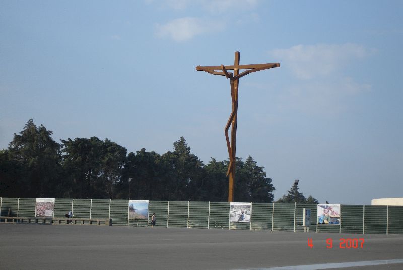 Crucifix de style moderne en bois sur l’esplanade de la basilique de Fátima, Portugal.