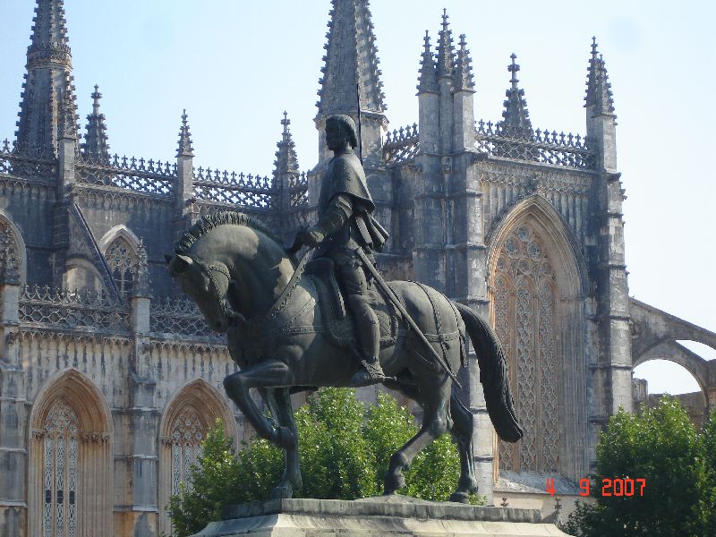 Statue de Nuno Álvares Pereira avec en arrière-plan l’abbaye dominicaine de Santa Maria da Vitória à Batalha, Portugal.