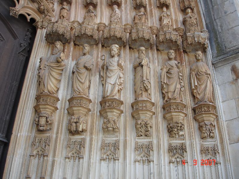 Six des douze sculptures des apôtres apparaissant sur le portail de l’Abbaye dominicaine de Santa Maria da Vitória, Batalha, Portugal.