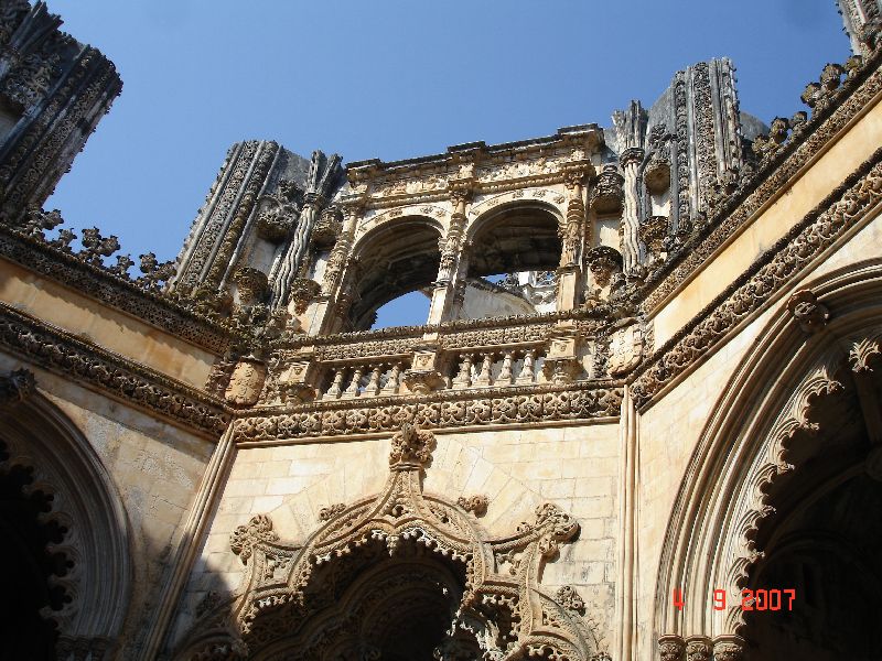 Chapelles inachevées de l’abbaye dominicaine de Santa Maria da Vitória, Batalha, Portugal.