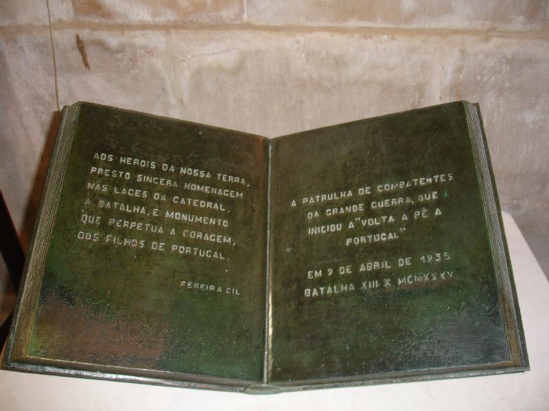 Un livre sculpté rendant hommage aux soldats ayant perdu la vie au combat. Abbaye dominicaine de Santa Maria da Vitória, Batalha, Portugal.