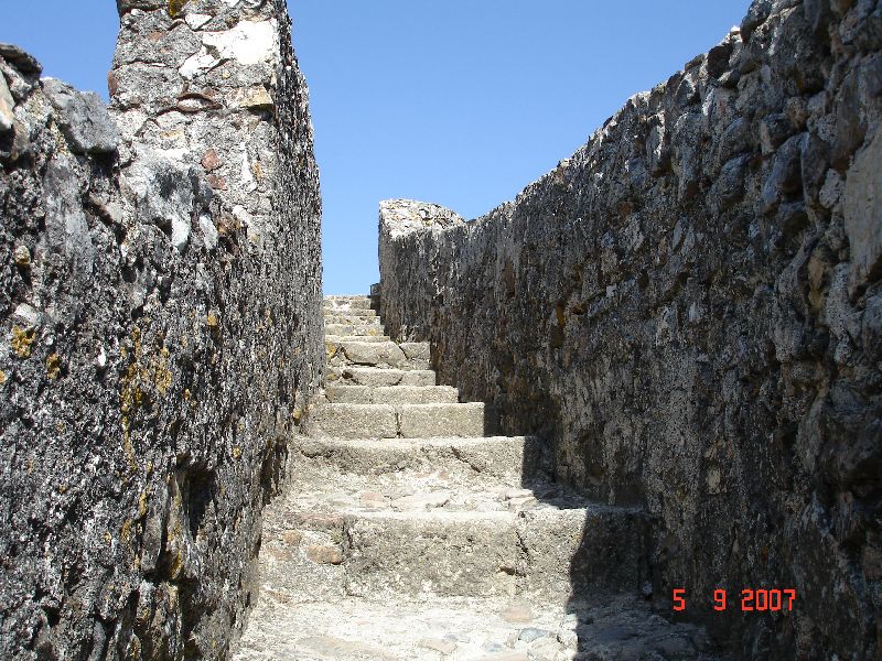 Des escaliers de pierres menant au sommet du château de Marvao, Portugal.