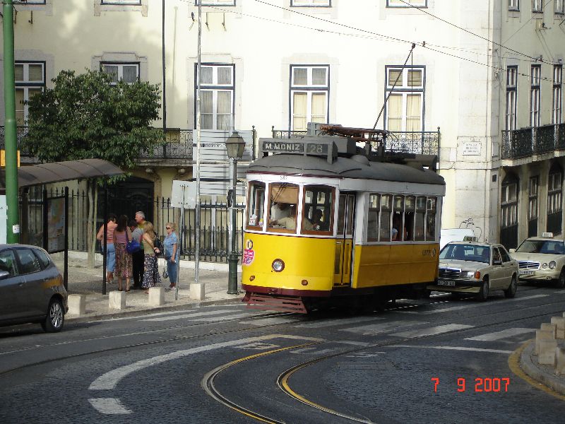 Des tramways d'une autre époque sillonnent les rues de la capitale Lisbonne, Portugal.